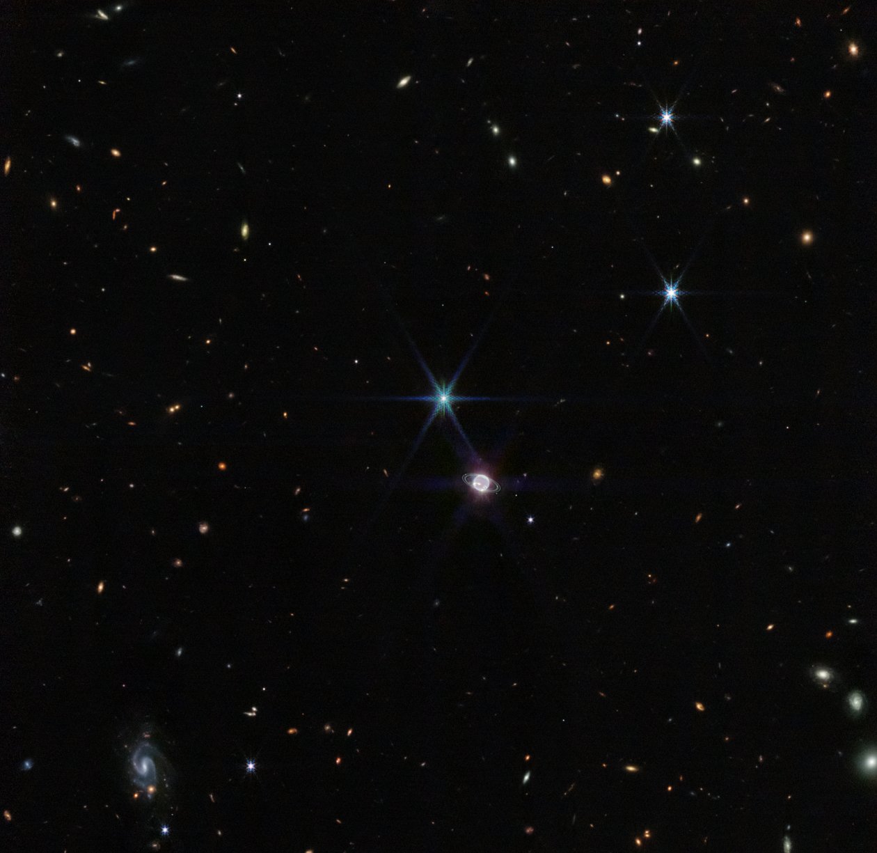 海王星のリングのまれなビュー 作： ジェイムズウェッブ宇宙望遠鏡（NASA）