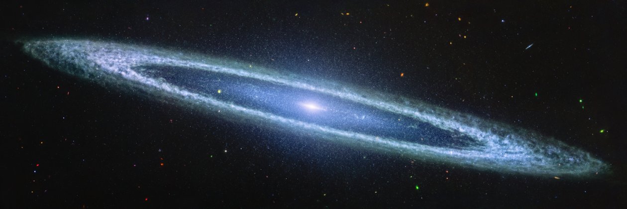 ソンブレロ銀河（MIRIコンパス画像） 作： ジェイムズウェッブ宇宙望遠鏡（NASA）