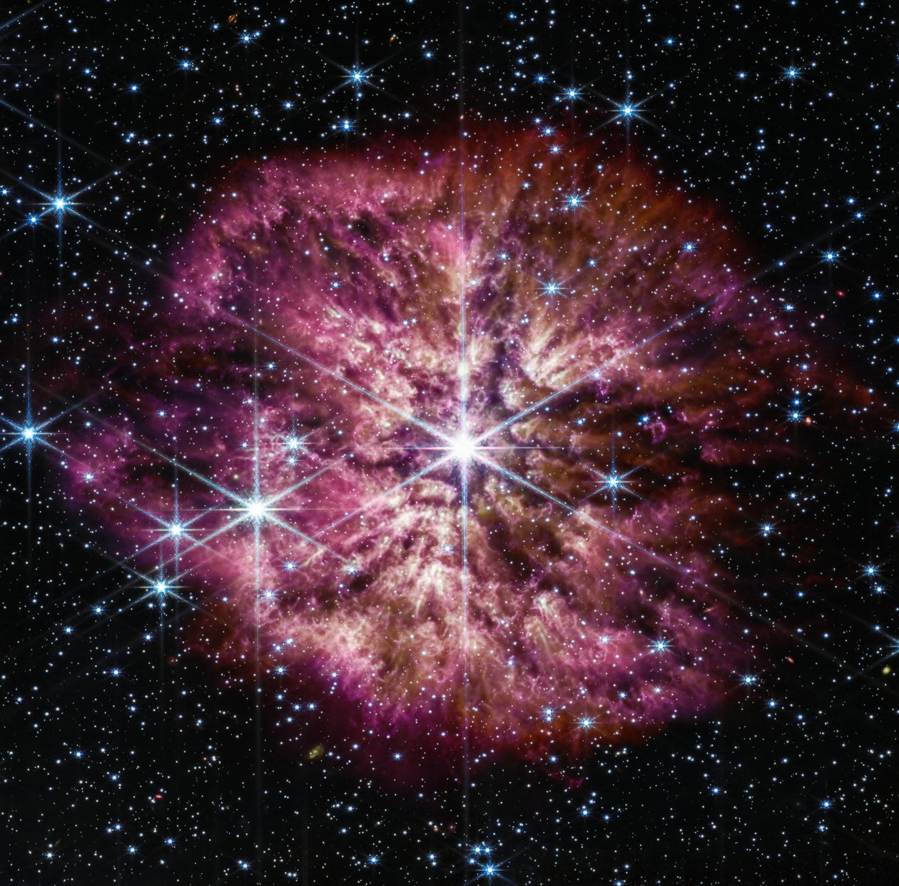 WR 124（NIRCamとMIRIの合成画像） 作： ジェイムズウェッブ宇宙望遠鏡（NASA）