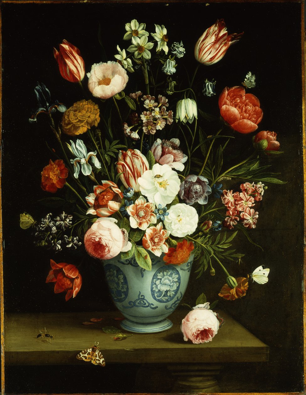 青と白の磁器の花瓶に花が咲き、蛾や他の昆虫が棚に乗っています。 作： ヤン・ファン・ケッセル