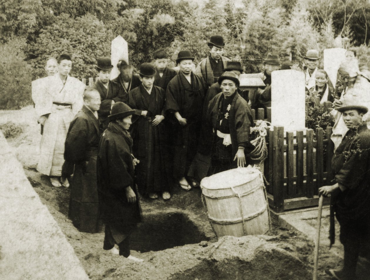 日本の仏教の墓、1900年頃（アルブメン写真） 作： 日本の写真家
