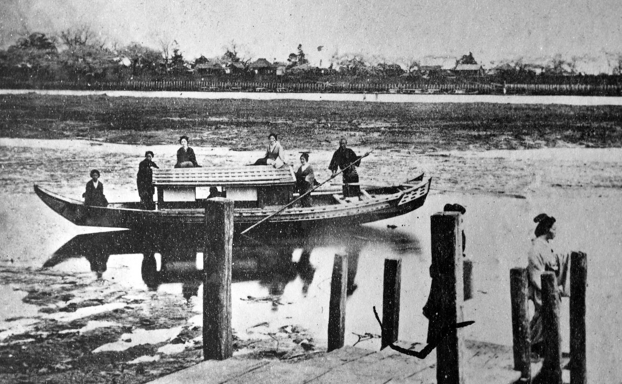 隅田川江戸の船に乗った芸者ガール、1860年代頃 作： 日本の写真家