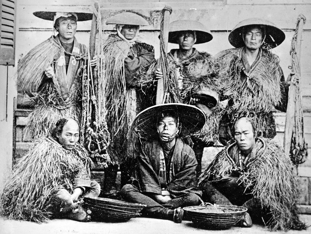 わらのレインコートを着た日本のクーリー、1860年代頃 作： 日本の写真家