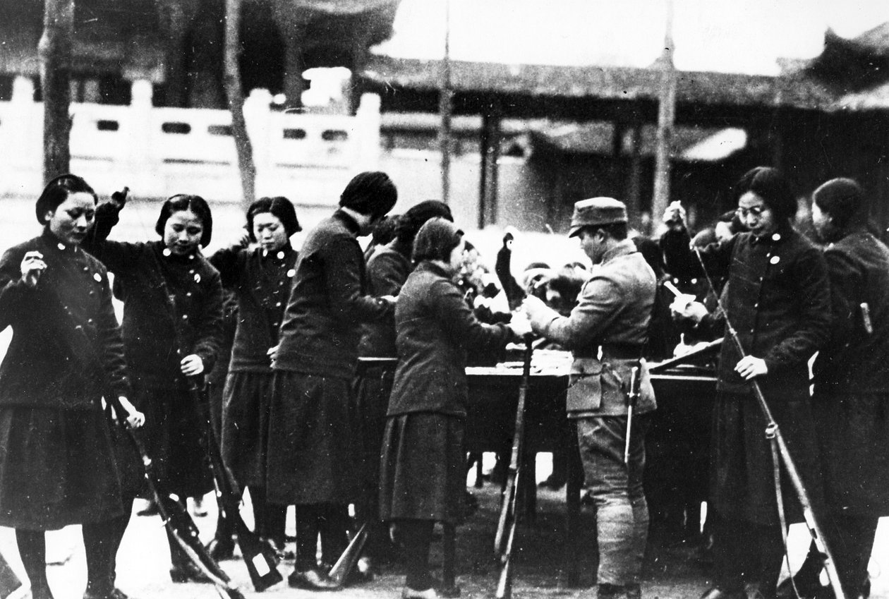 ライフルを装填する日本人女性、1920〜30年頃 作： 日本の写真家