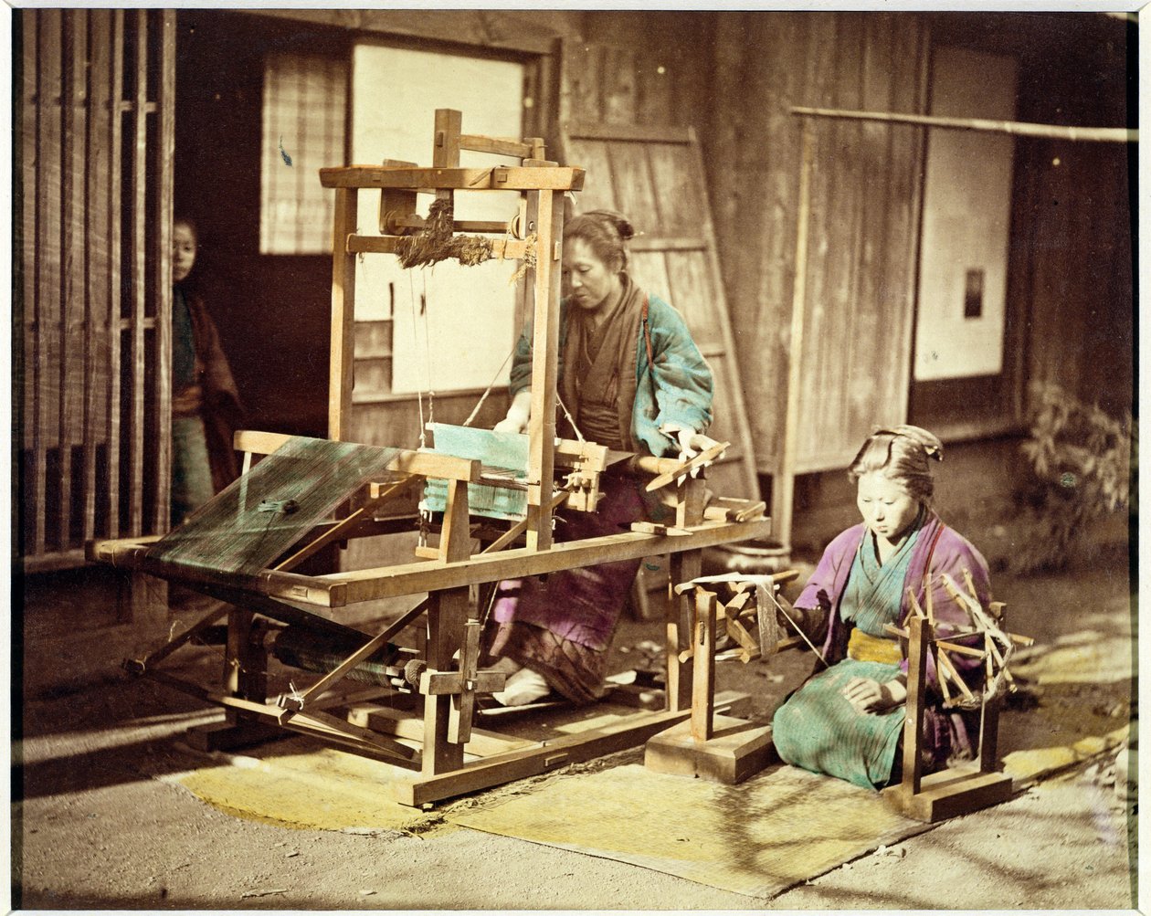 織る日本人女性、1890年頃（手彩色写真） 作： 日本の写真家