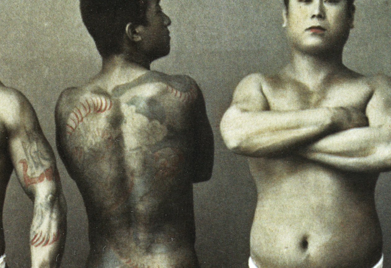 伝統的な日本の入れ墨を持つ男、1880年頃（手塗りの卵白写真）（398092の詳細） 作： 日本の写真家
