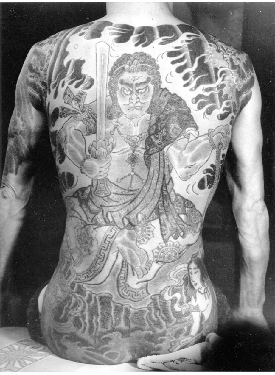 日本の伝統的な入れ墨の入れ墨を持つ男、1910年頃 作： 日本の写真家