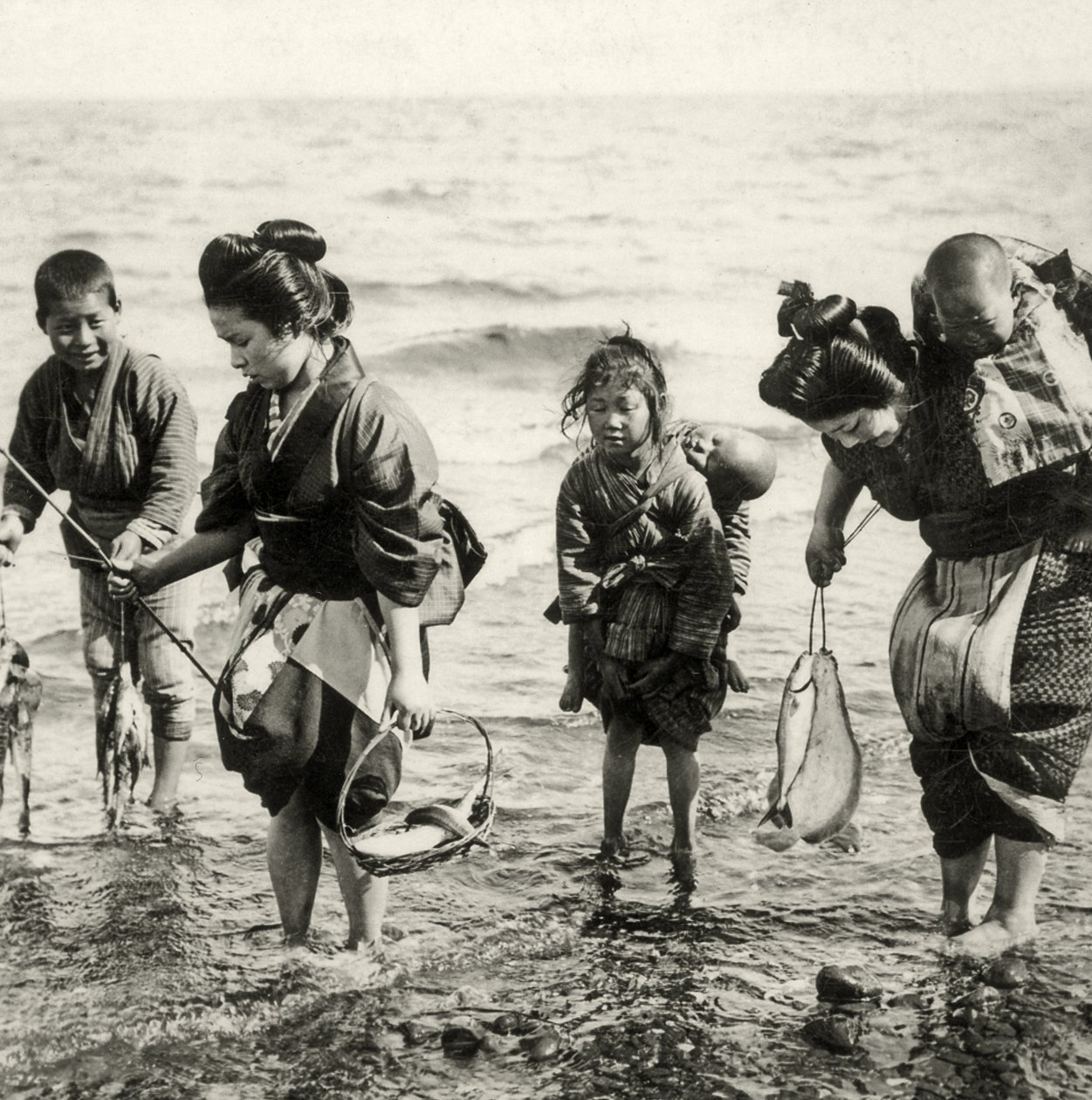 母と子の釣り、1900年頃（アルブメン写真） 作： 日本の写真家