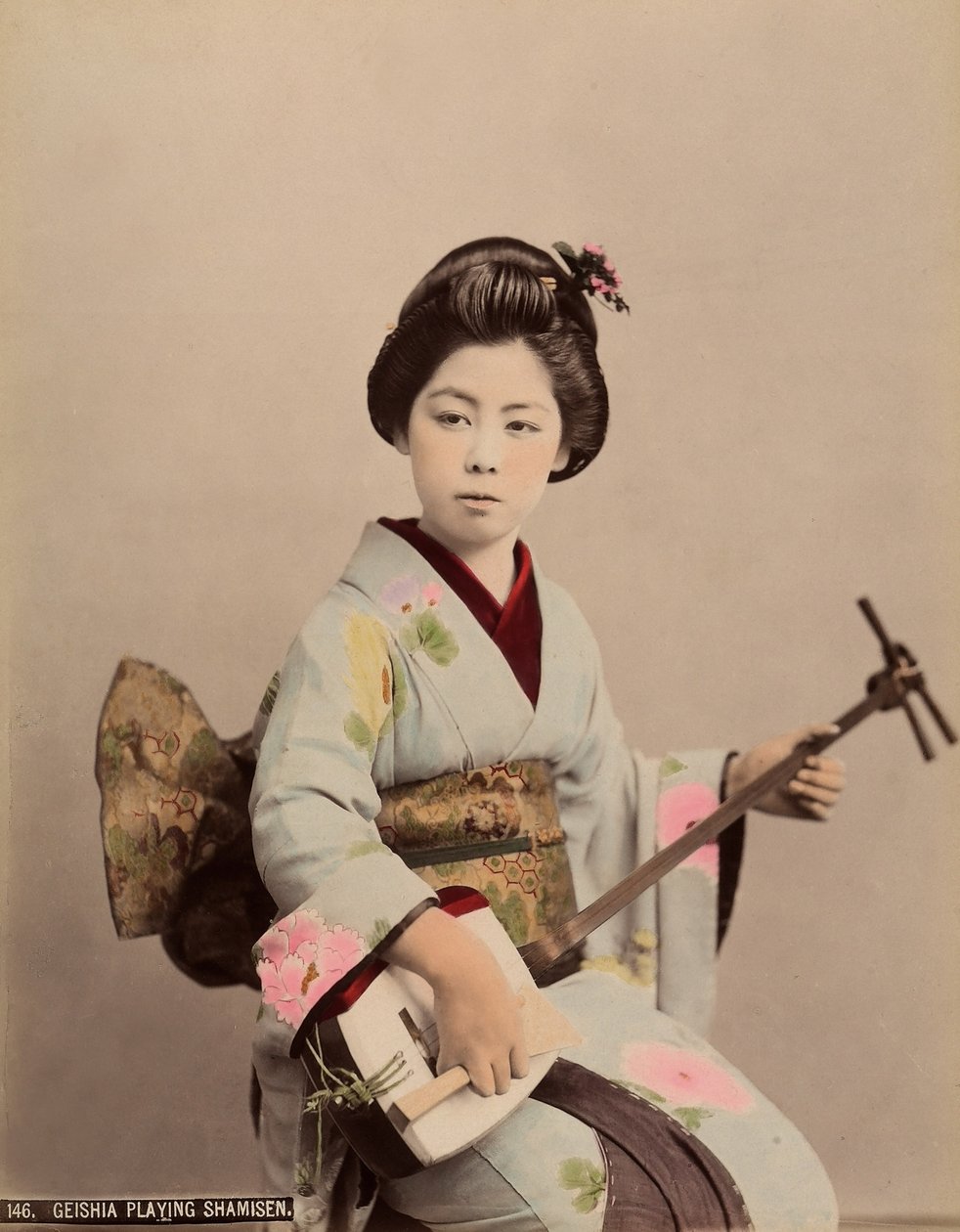 三味線を弾く芸者の肖像、1890年頃（カラー写真） 作： 日本の写真家