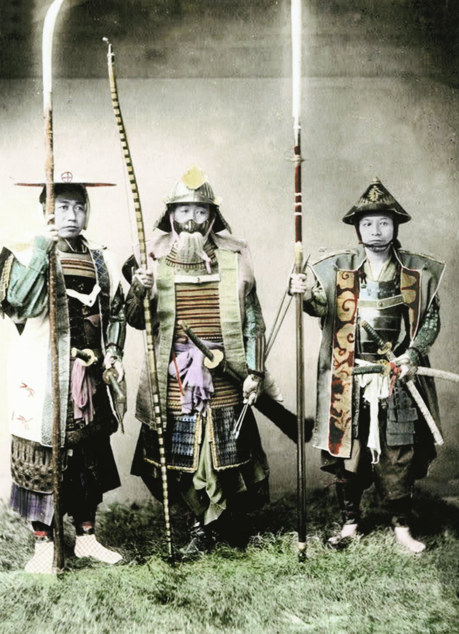 長い弓、棒の腕、剣で武装した旧日本武士、1883年（手塗りの卵白の写真） 作： 日本の写真家