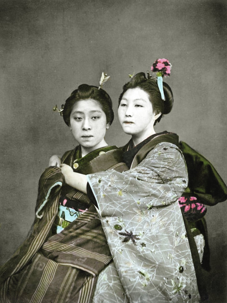 2人の芸者の女の子、c.1880（手塗りの卵白写真） 作： 日本の写真家