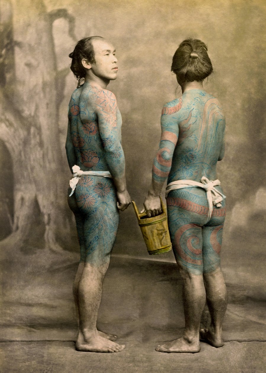 日本の伝統的な入れ墨の入れ墨をした2人の男性、1880年頃（手塗りの卵白写真） 作： 日本の写真家