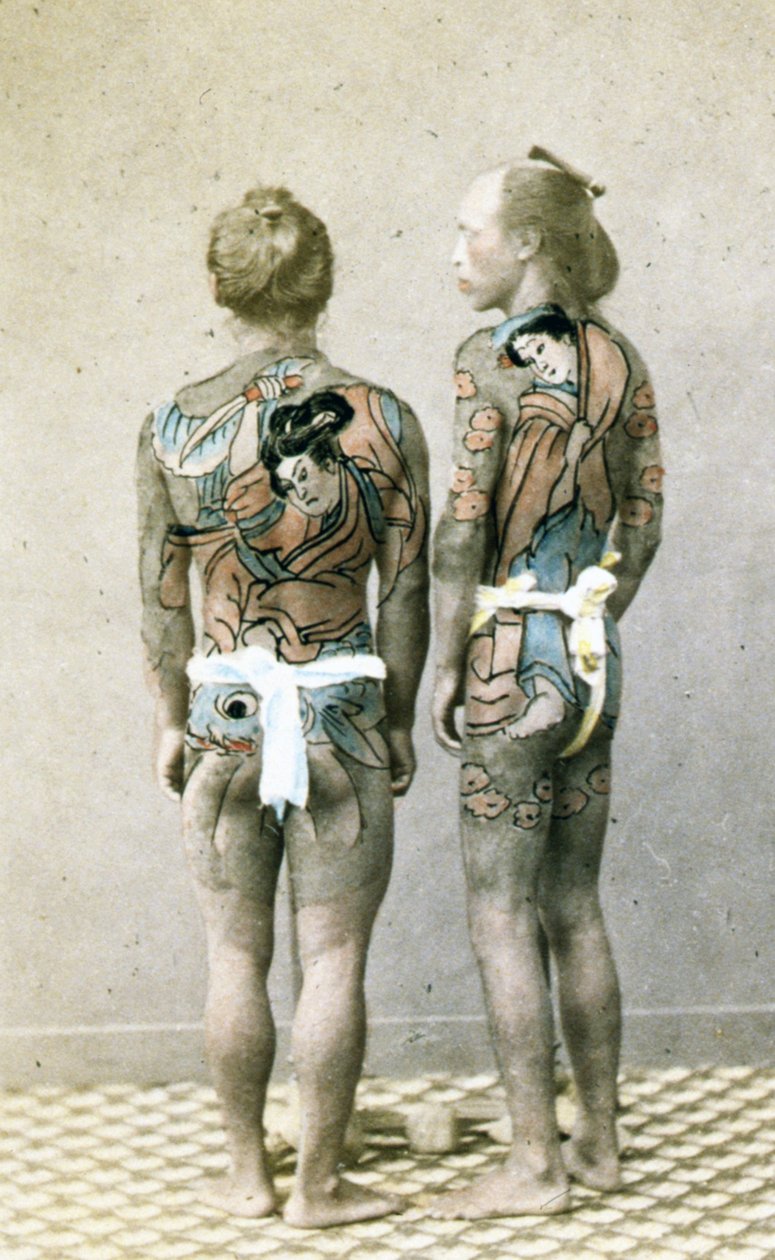 日本の伝統的な入れ墨の入れ墨をした2人の男性、1880年頃（手塗りの卵白写真） 作： 日本の写真家