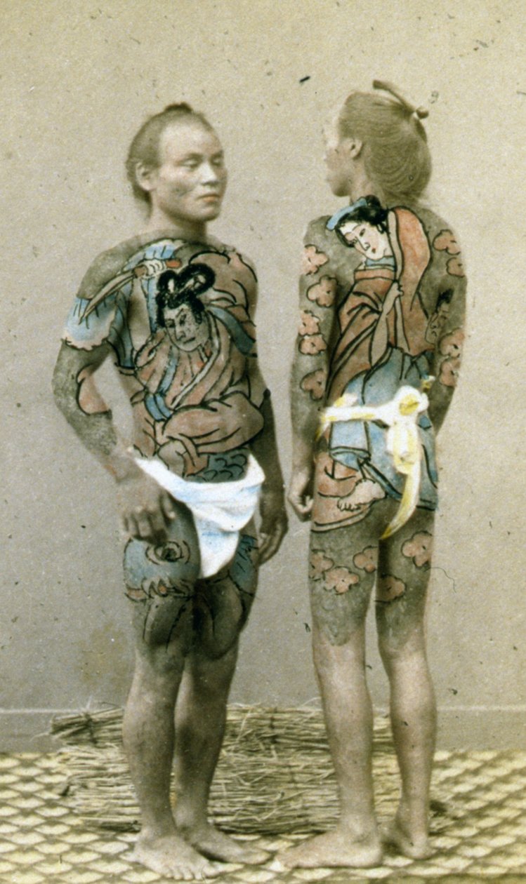 日本の伝統的な入れ墨の入れ墨をした2人の男性、1880年頃（手塗りの卵白写真） 作： 日本の写真家