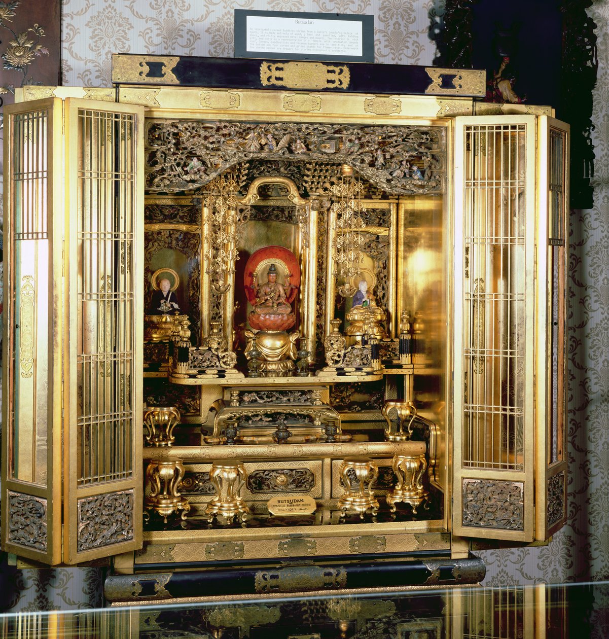京都のダミオの宮殿にある仏壇神社には、階段状の仏塔の屋根（金色の木材）の寺院が描かれています。 作： 日本語学校