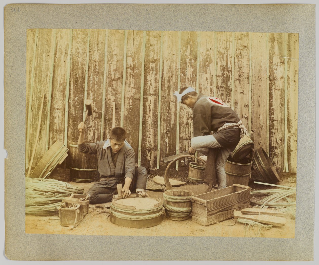 樽作り、日本（手彩色白黒写真 作： 日本の写真家
