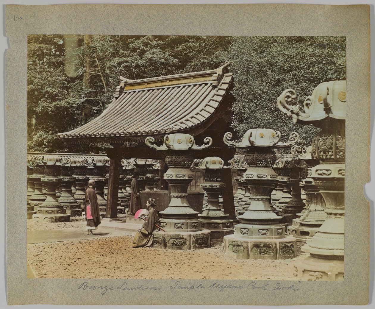 上野公園の寺院の外にあるブロンズのランタン（日本、東京）（手彩色のモノクロ写真 作： 日本の写真家