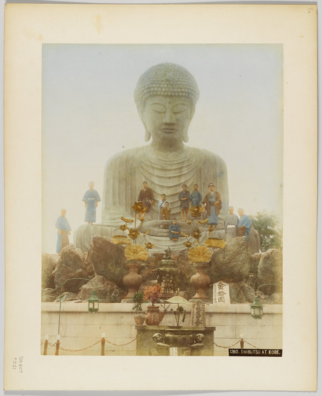 神戸の大仏（手彩色のモノクロ写真 作： 日本の写真家