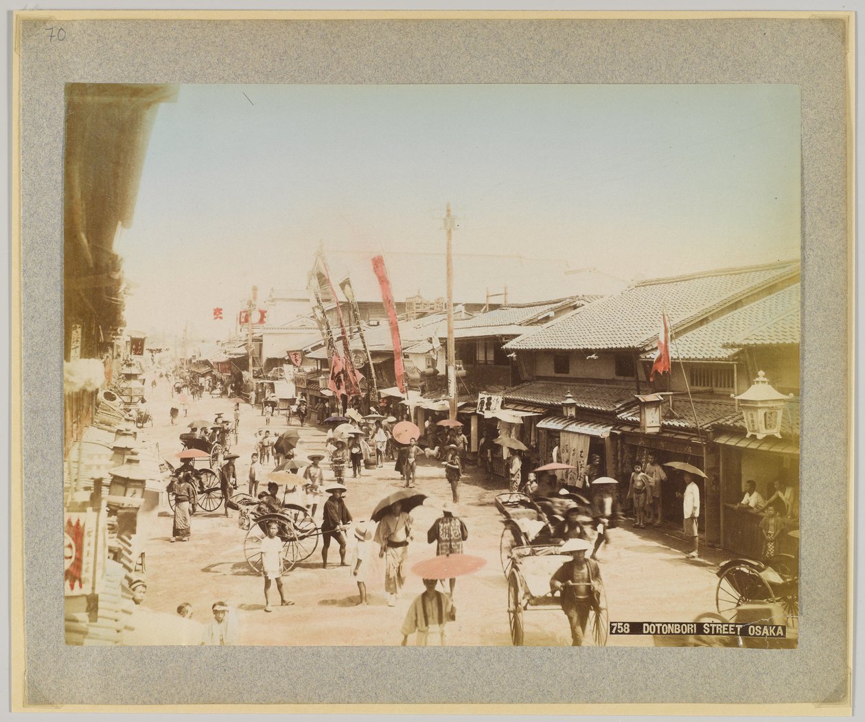 大阪・道頓堀通り（手彩色のモノクロ写真 作： 日本の写真家