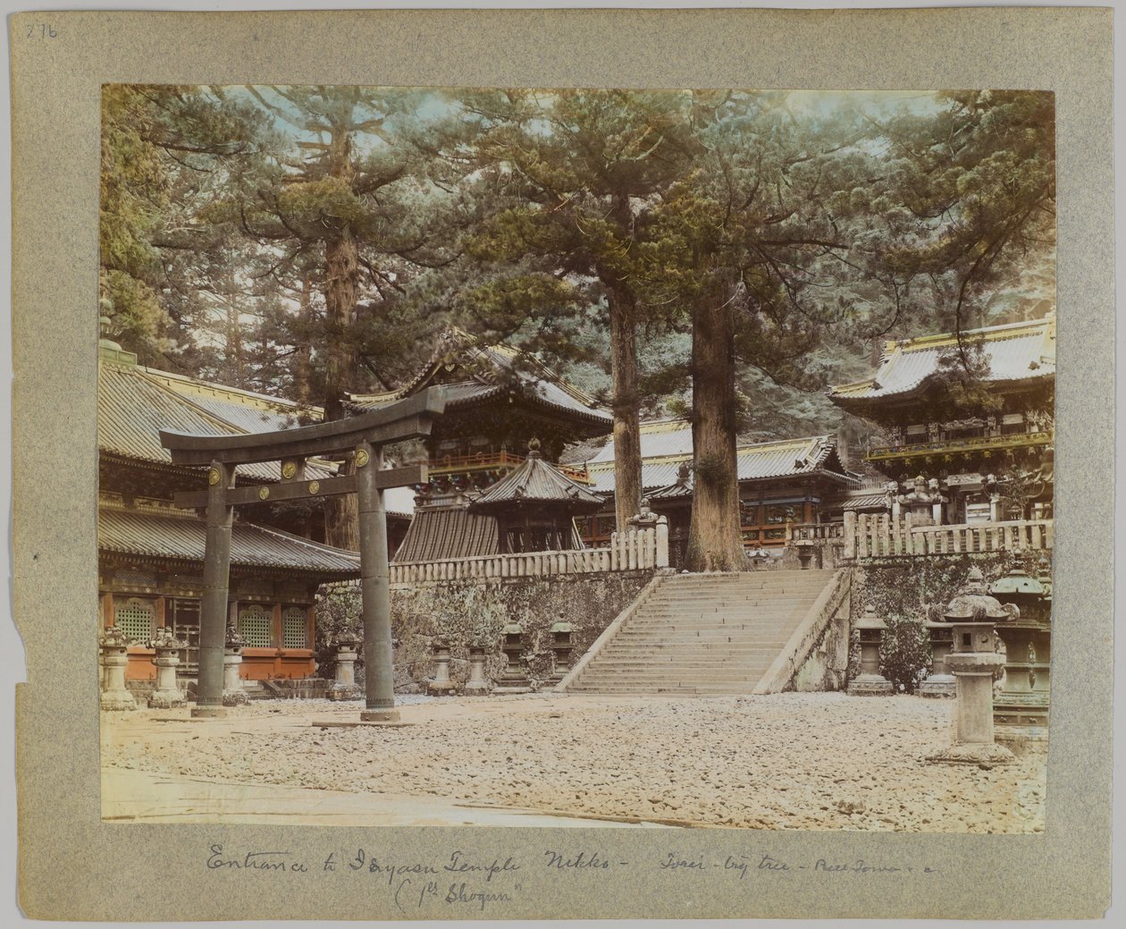 日光・唐招提寺の入り口（手彩色のモノクロ写真 作： 日本の写真家