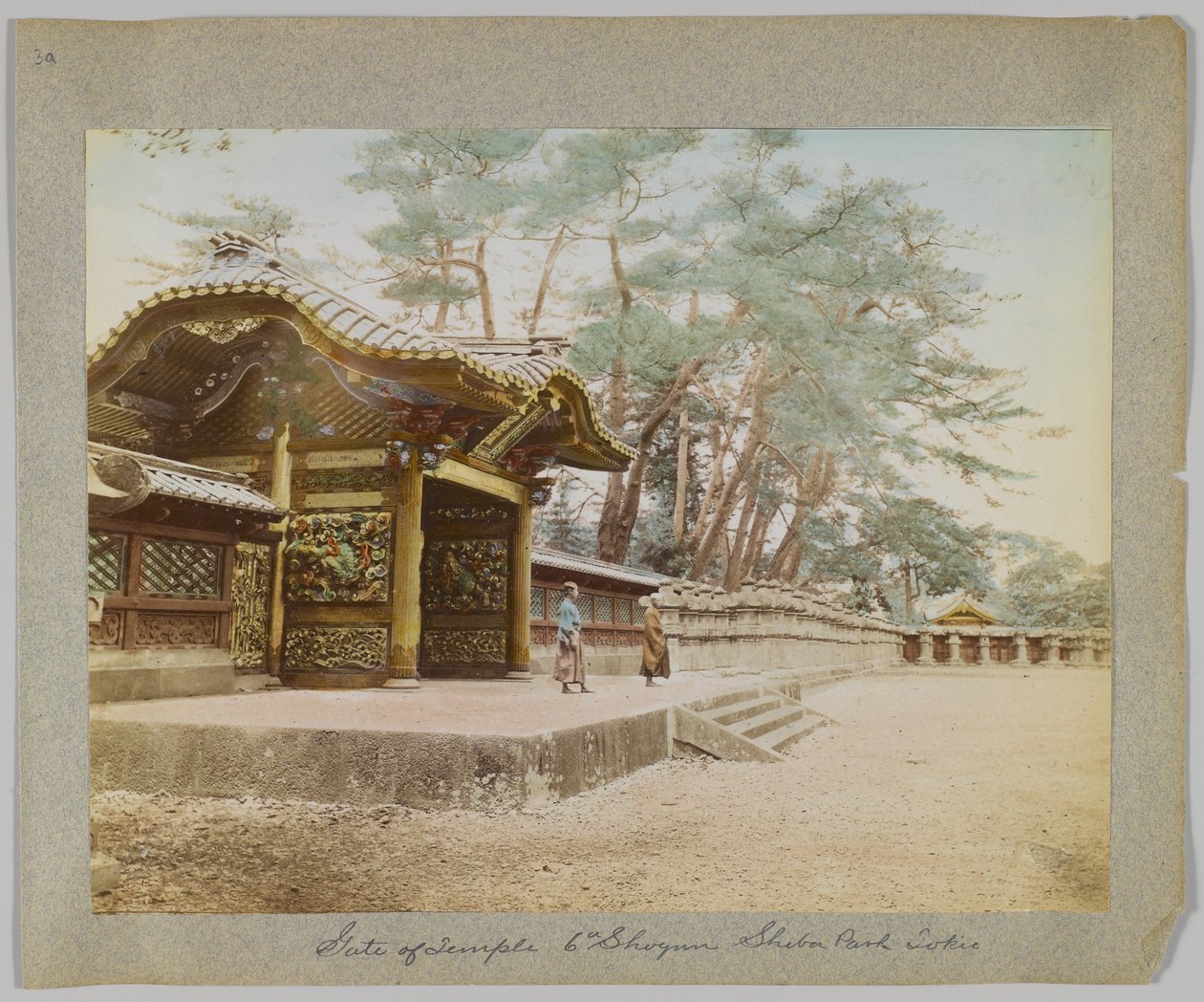 東京・芝公園の六波羅蜜寺の門（手彩色のモノクロ写真 作： 日本の写真家
