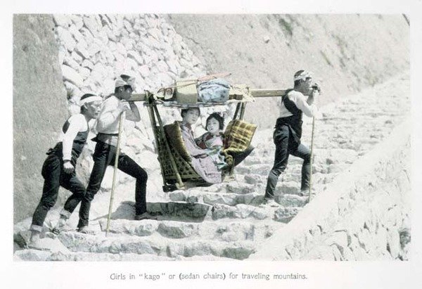 籠」に乗った少女たち（1880年頃）（カードに手彩色アルバムプリント 作： 日本の写真家