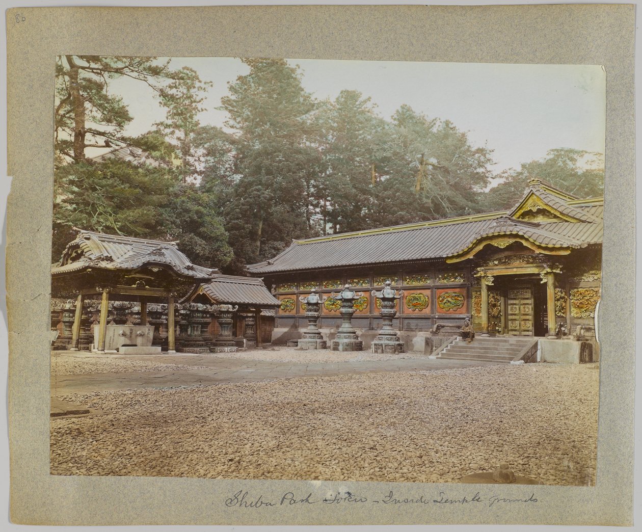 東京・芝公園の寺院内（手彩色のモノクロ写真 作： 日本の写真家