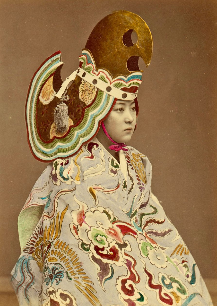 伝統衣装を着た日本人の女の子、1880年頃（手塗りの卵白写真） 作： 日本の写真家