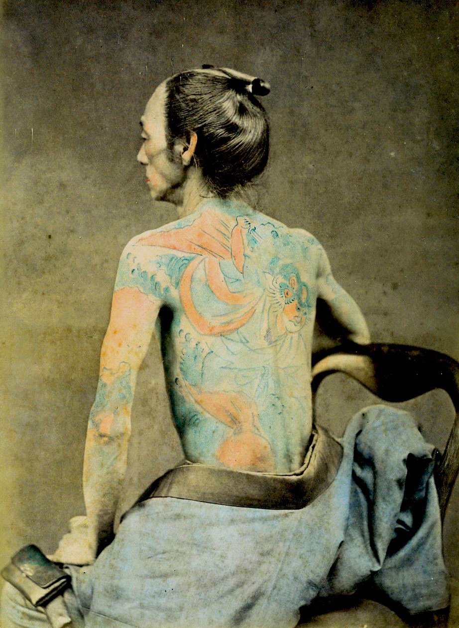 伝統的な入墨の入れ墨をした日本人男性、1890年頃（手塗りの卵白写真） 作： 日本の写真家