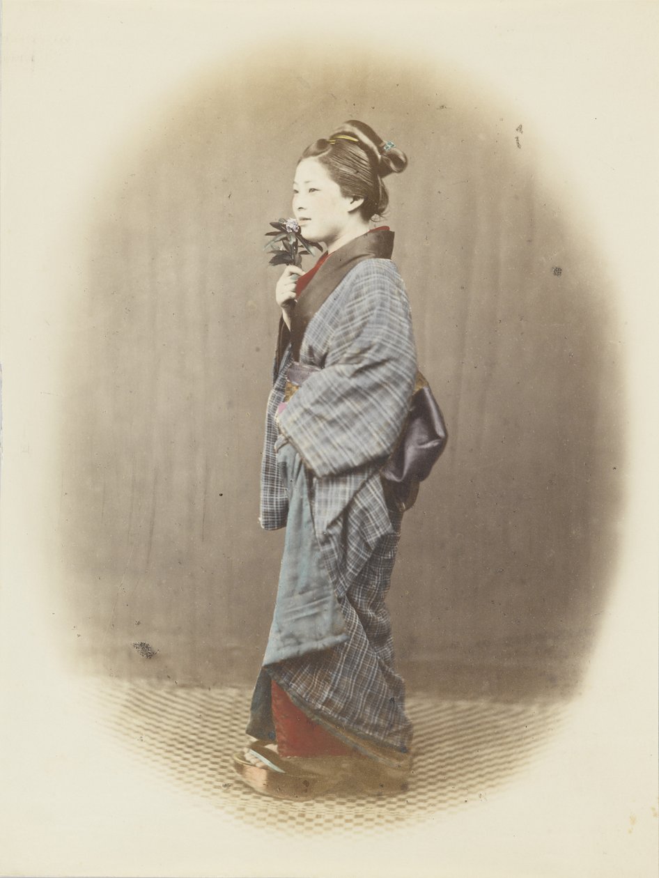 伝統的なドレスを着た日本女性（手彩色のモノクロ写真 作： 日本の写真家