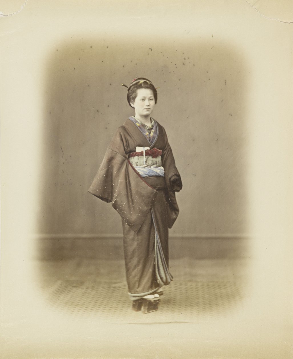 伝統的なドレスを着た日本女性（手彩色のモノクロ写真 作： 日本の写真家