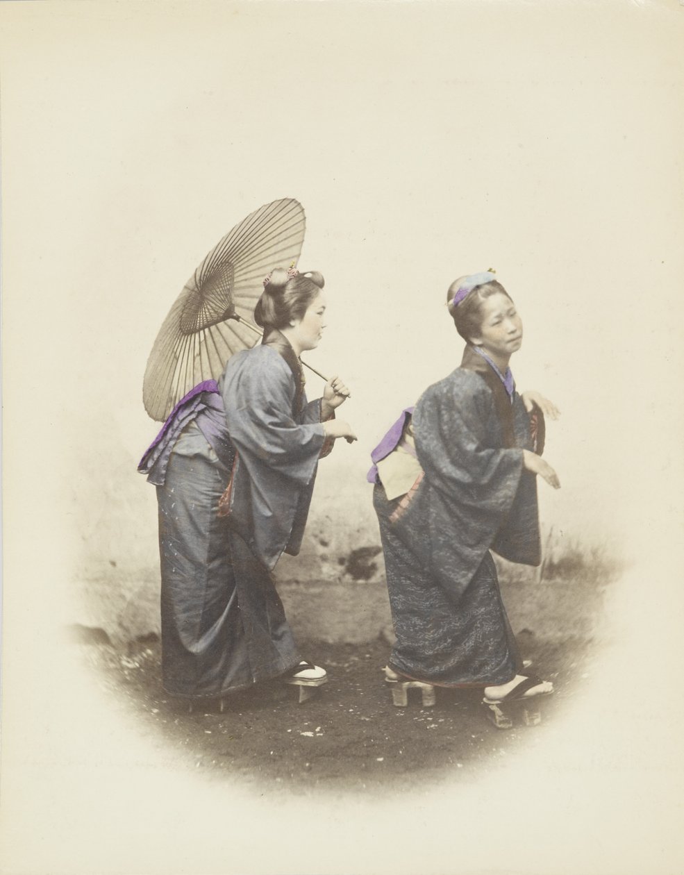伝統的な衣装を身にまとった日本女性（手彩色のモノクロ写真 作： 日本の写真家
