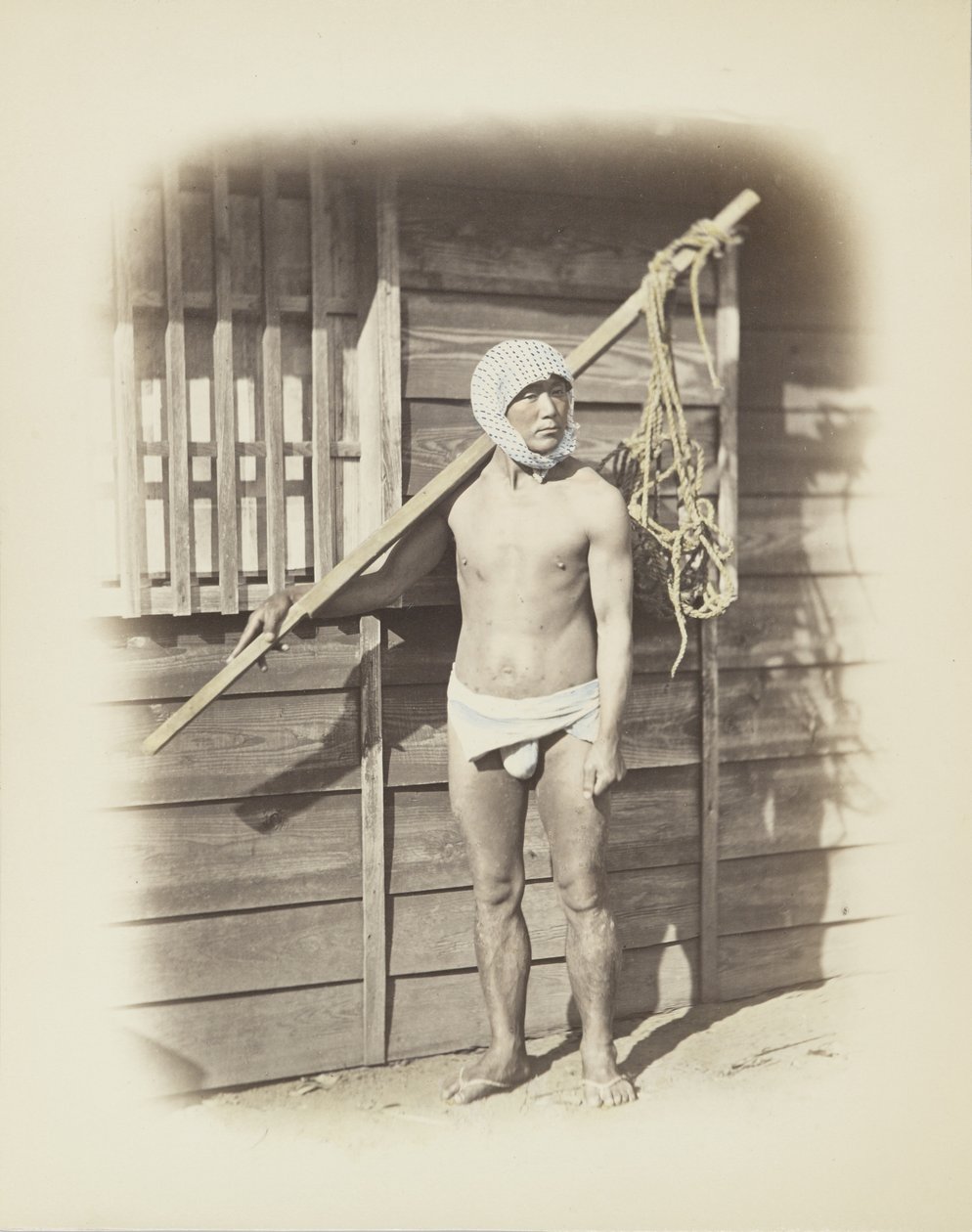 釣りかごを持った男性（手彩色のモノクロ写真 作： 日本の写真家