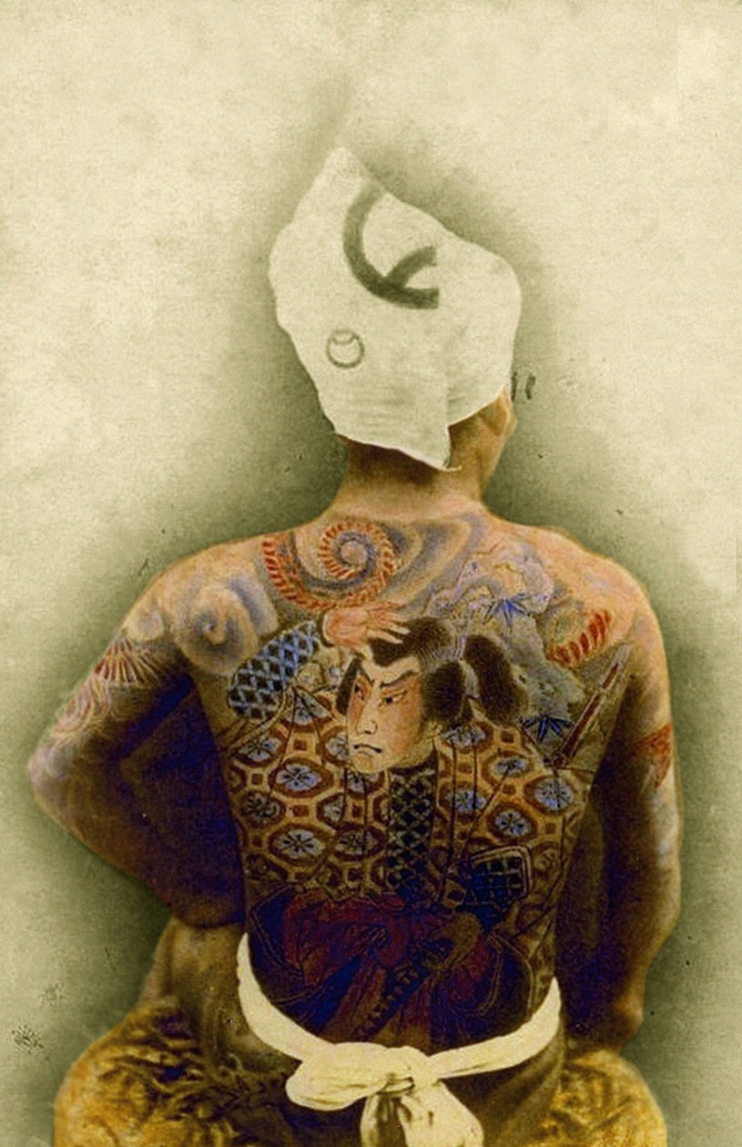日本の伝統的な入れ墨の入れ墨を持つ男、1880年頃（手塗りの卵白写真）