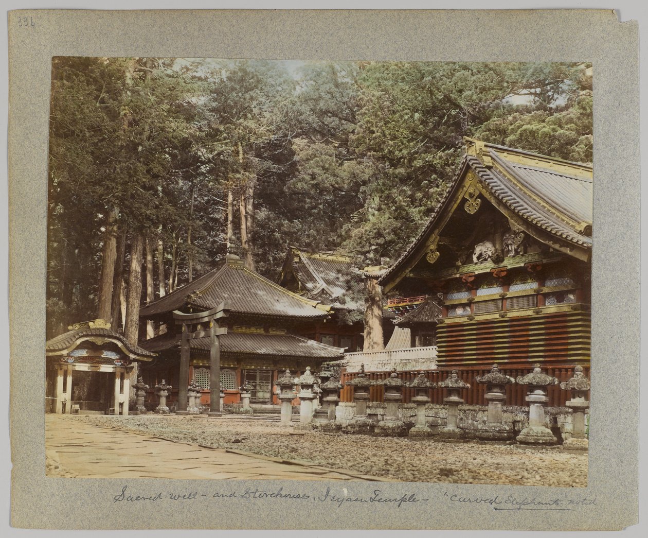 日光・唐招提寺の井戸と蔵（手彩色白黒写真 作： 日本の写真家