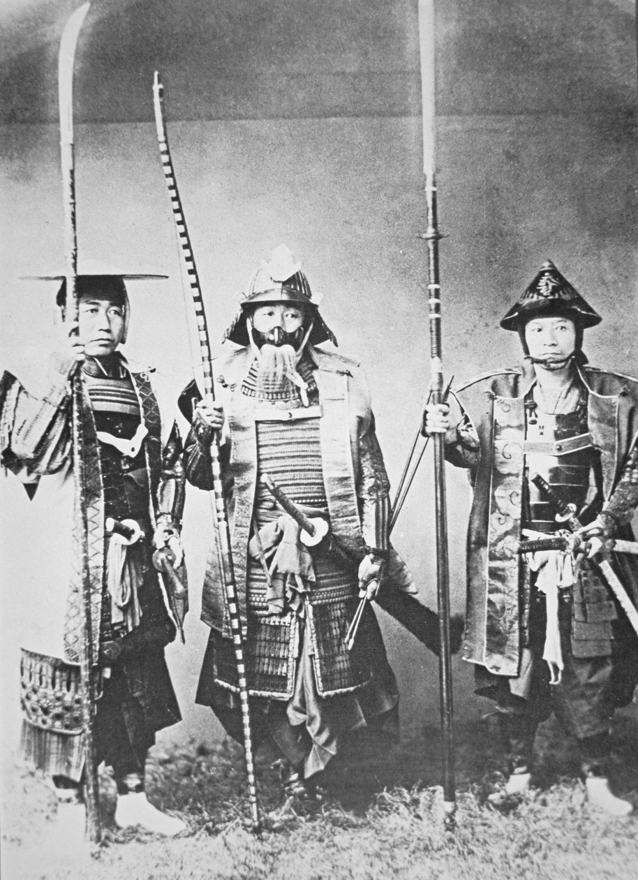 長弓、棒術、刀で武装した昔の日本の侍（モノクロ写真