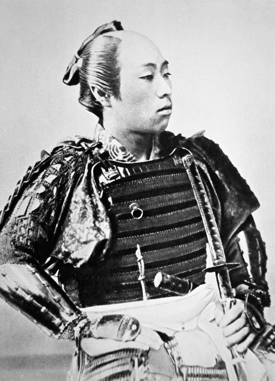 伝統的な髪型をした昔の日本の侍（モノクロ写真 作： 日本の写真家