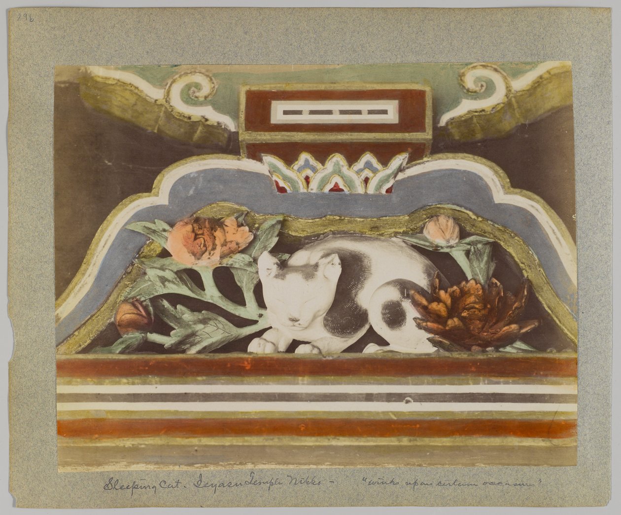 日光・唐招提寺の「眠り猫」（手彩色のモノクロ写真 作： 日本の写真家