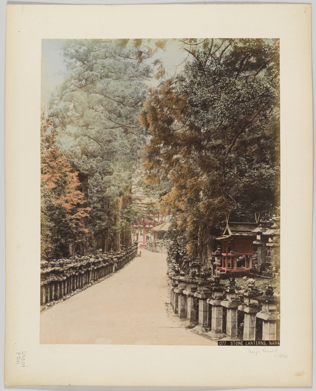 石灯籠、奈良、日本、1890年頃（手彩色のモノクロ写真 作： 日本の写真家