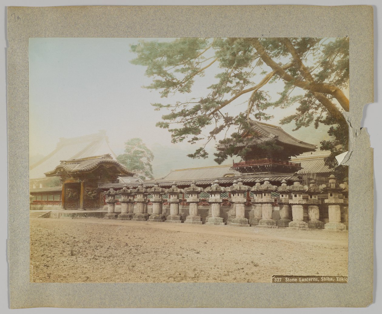 寺院の石灯籠、東京・芝公園、日本（手彩色白黒写真 作： 日本の写真家