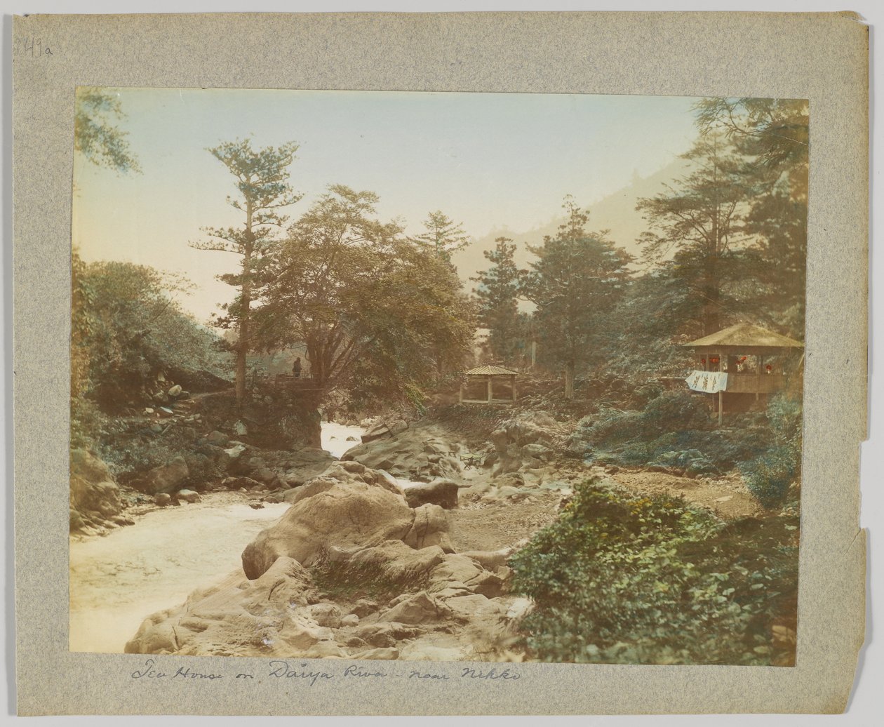 日光の近くにある大谷川の茶屋（手彩色のモノクロ写真 作： 日本の写真家