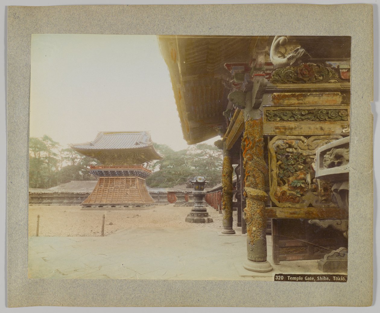 東京・芝公園・寺門（手彩色のモノクロ写真 作： 日本の写真家