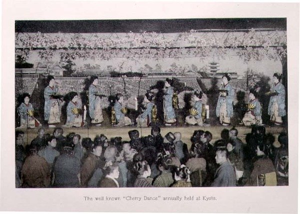 京都で毎年行われる有名な「桜の舞」、1880年頃（カードに手彩色アルバムプリント 作： 日本の写真家