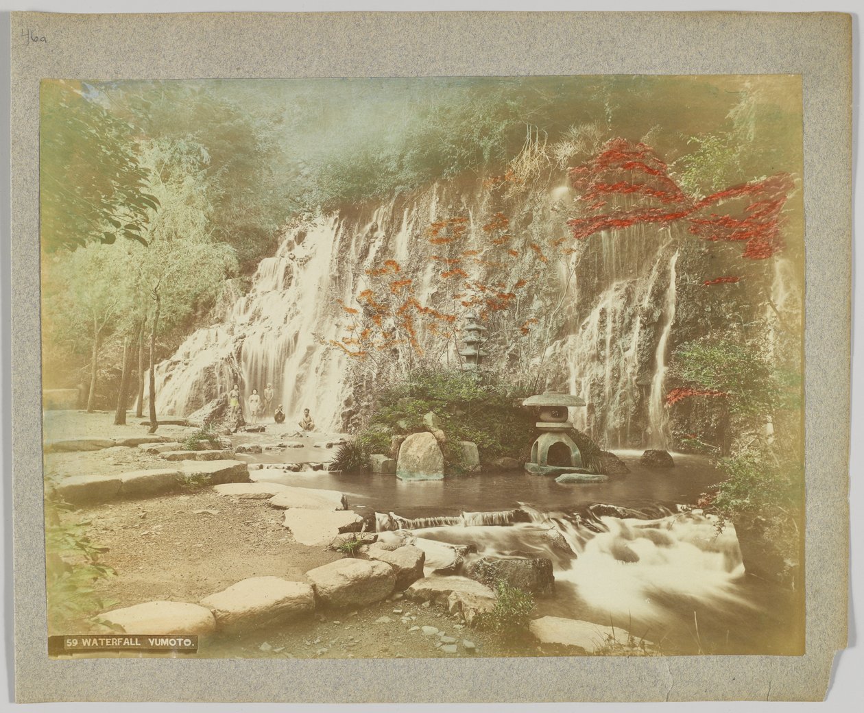 神奈川県湯本町の滝（手彩色のモノクロ写真 作： 日本の写真家