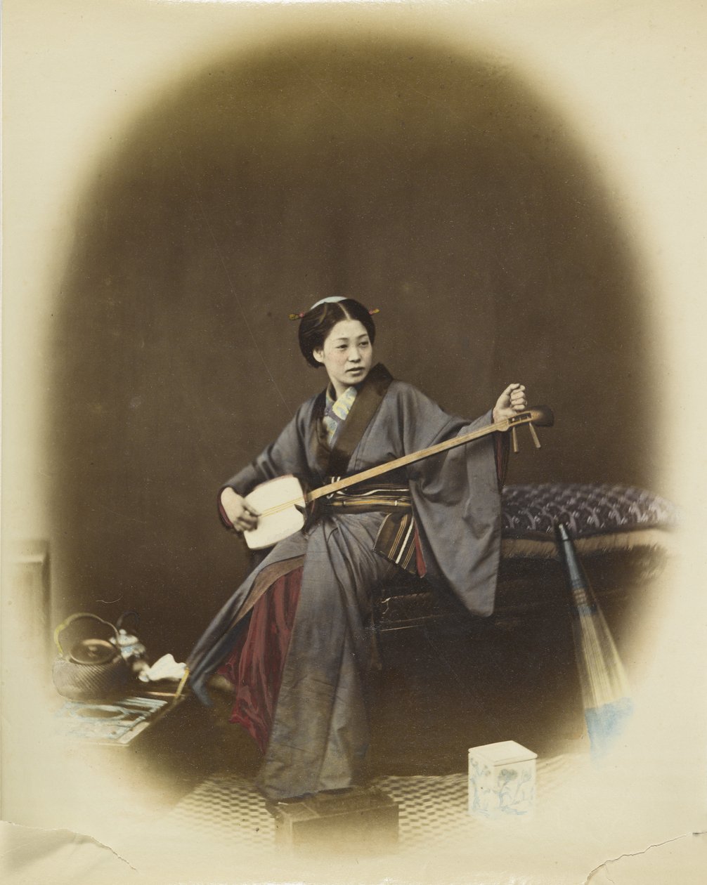三味線を弾く女性（手彩色のモノクロ写真 作： 日本の写真家