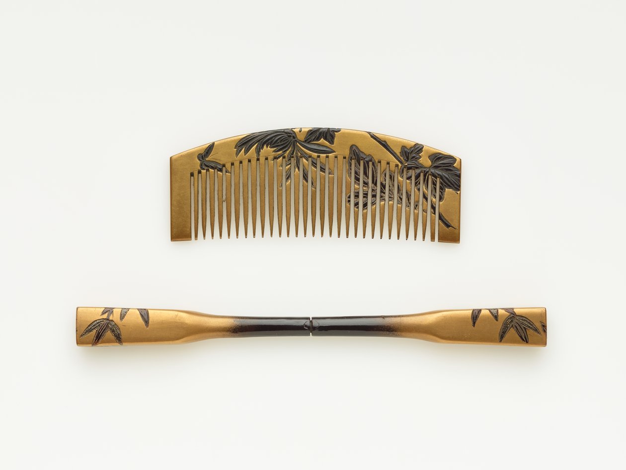 櫛とヘアピン、19世紀後半から20世紀初頭（漆と金の木材） 作： 日本語学校