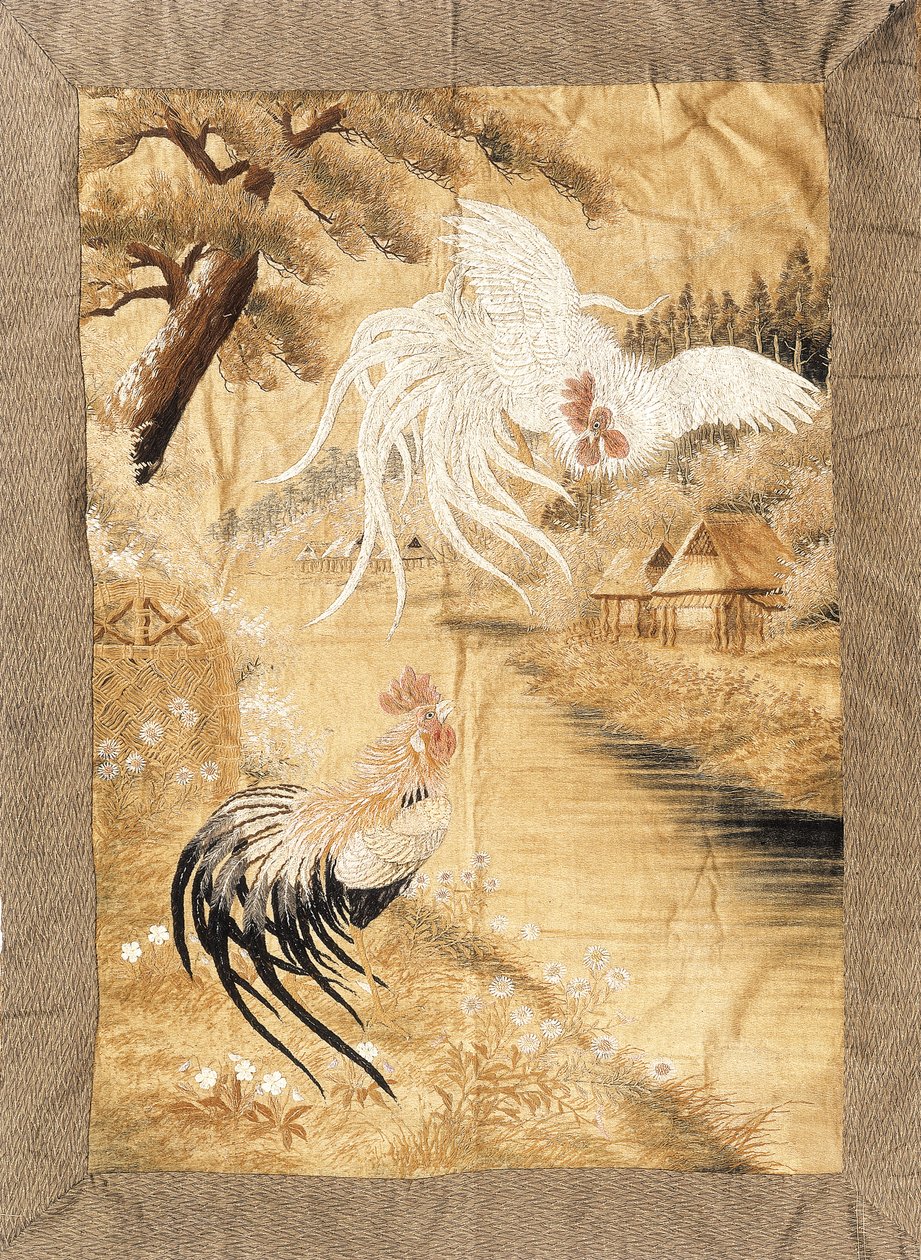 19世紀後半、刺繍された吊り下げられ、絹で作られ、羽毛のついたおんどりが羽ばたき、ヒナギクの間の川岸に止まっています。 作： 日本語学校