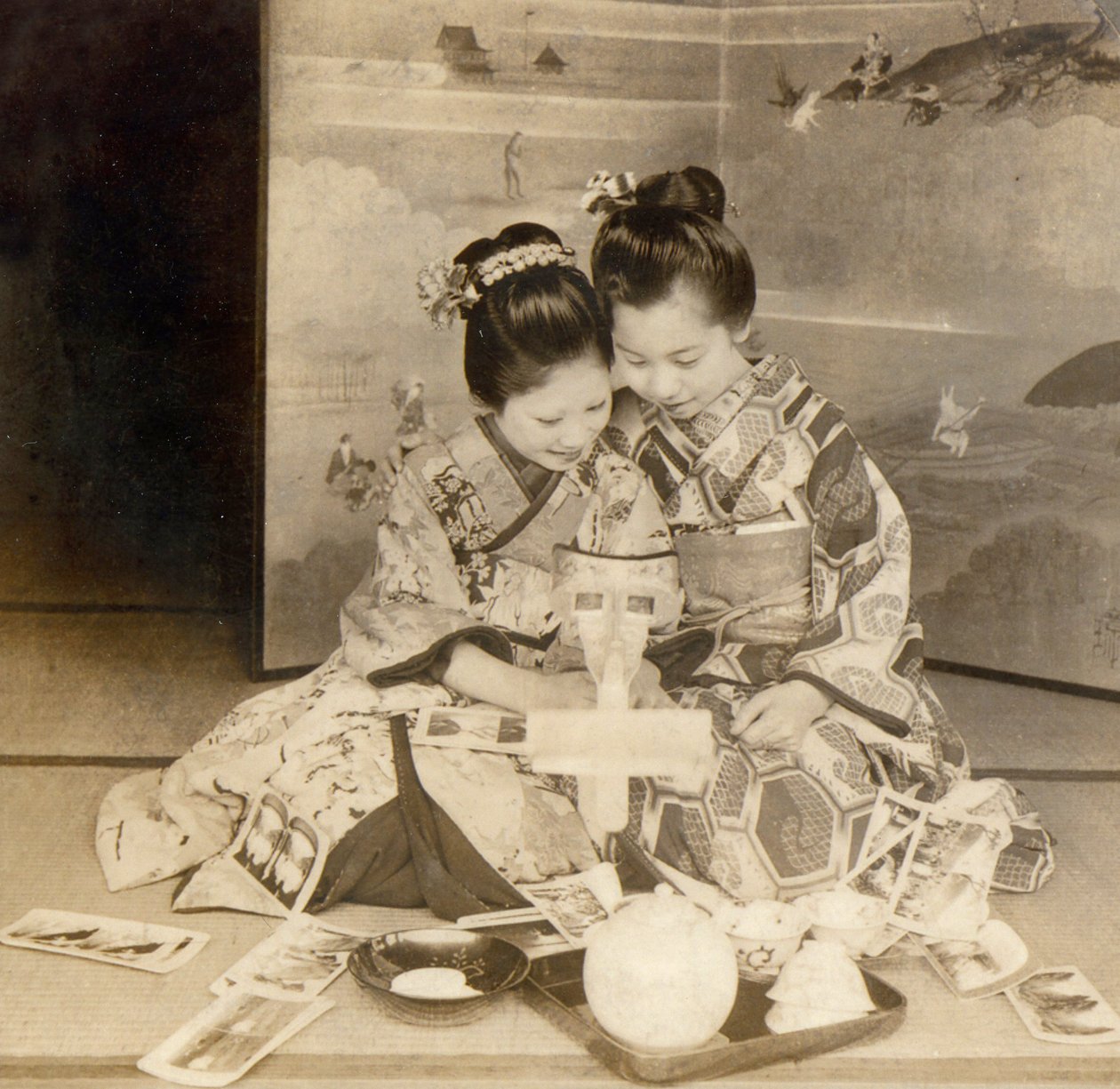 ステレオグラフィックカードでステレオスコープビューアを使用する日本人の女の子、1899年 作： 日本語学校