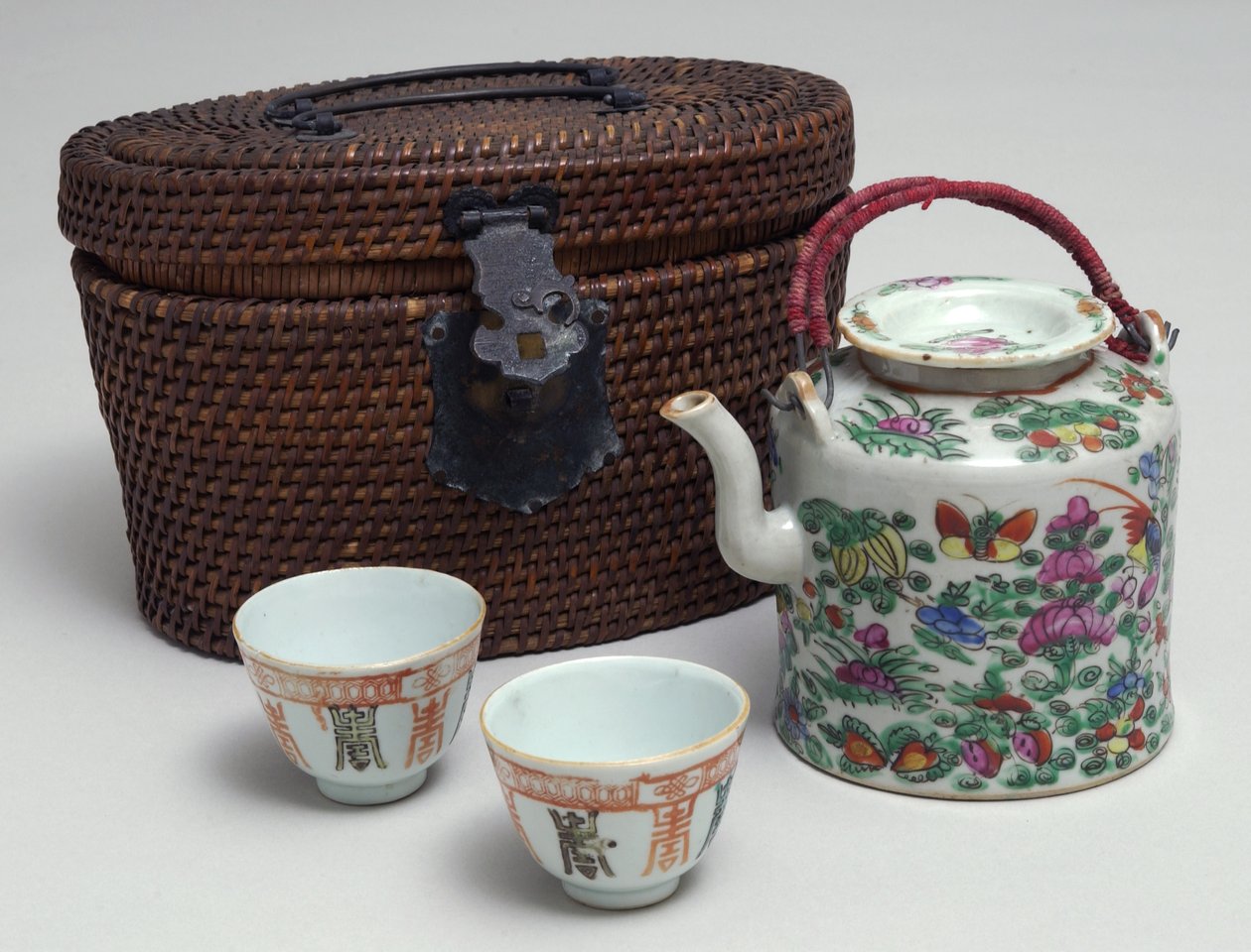 籐製携帯ケース付き日本茶セット、1850年頃（磁器） 作： 日本語学校