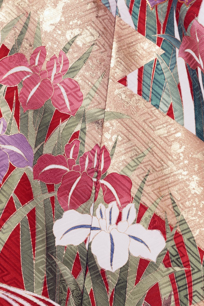 Quimono Furisode (mangas esvoaçantes) usado por jovens solteiras em ocasiões elegantes e Maiko (aprendiz de gueixa), Seda lisa, motivos Hinpaku, íris, detalhe, tingimento Kaga-Yuzen, tecelagem Tokamachi, civilização japonesa, séc. 作： 日本語学校